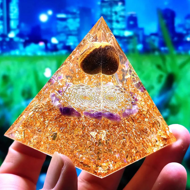 Orgonite Pyramid with Amethyst Pendulum – Energy, Protection and Decoration | Kalsten