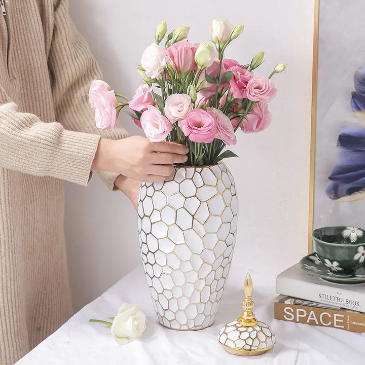 Kalsten | Elegant ceramic vase with a gold accent