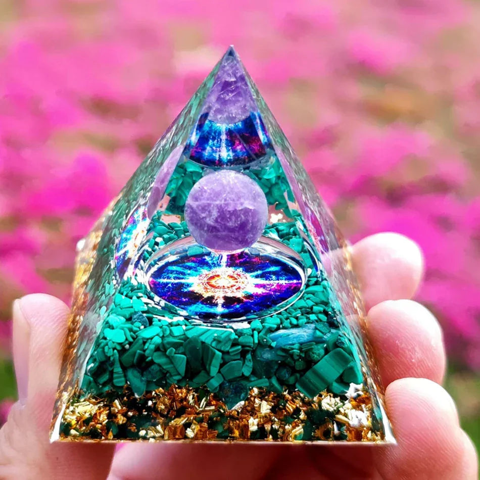 Orgonite Pyramid with Amethyst Pendulum – Energy, Protection and Decoration | Kalsten