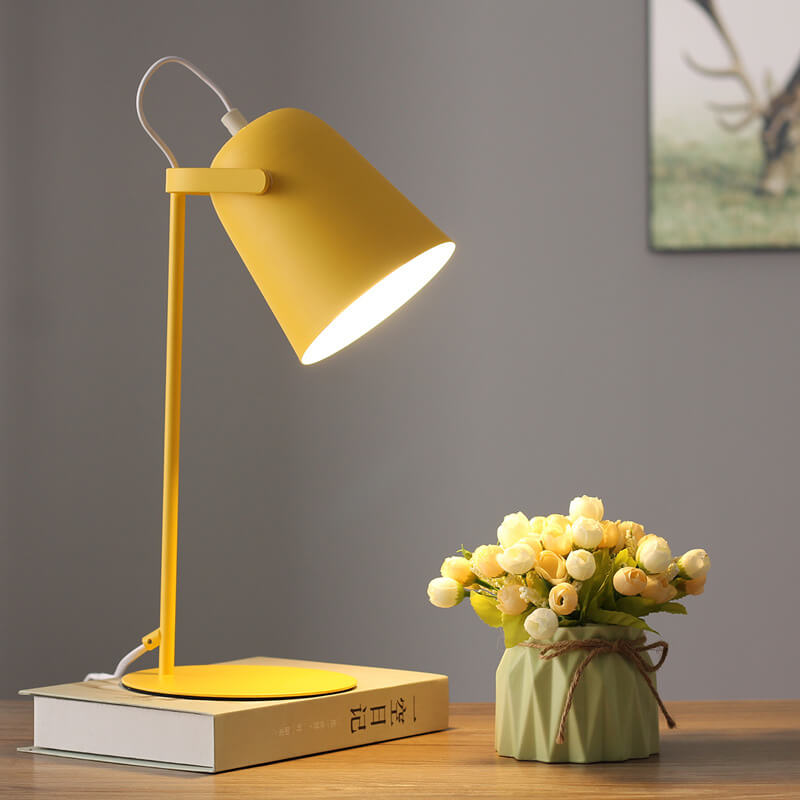 LumiTouch – Minimalist table lamp with tripod base and touch control Kalsten