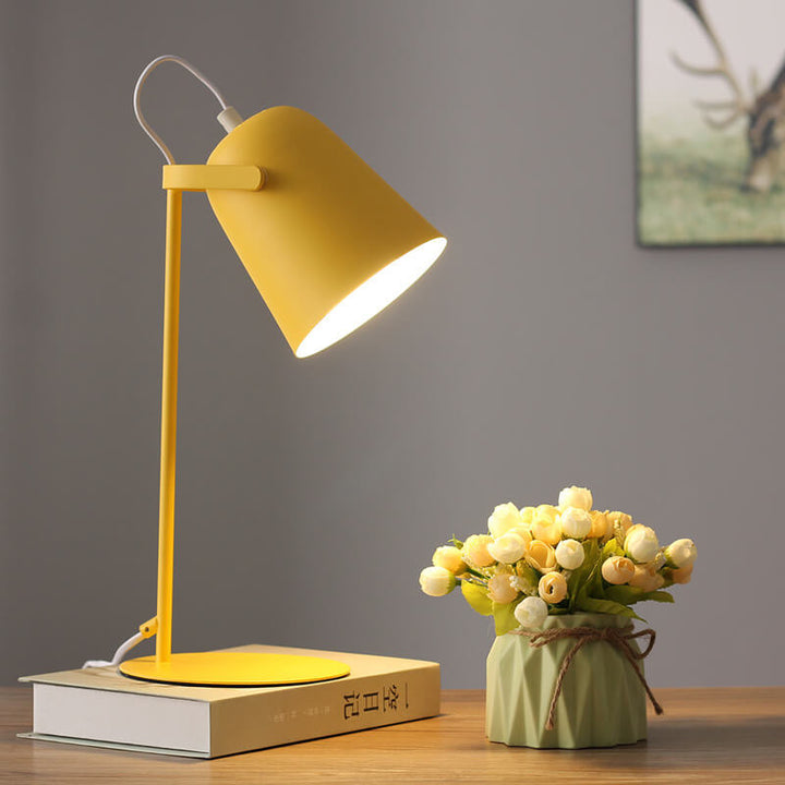 LumiTouch – Minimalist table lamp with tripod base and touch control Kalsten
