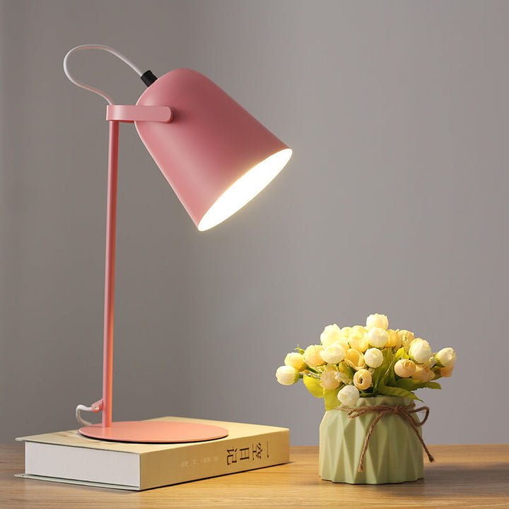 LumiTouch – Minimalist table lamp with tripod base and touch control Kalsten