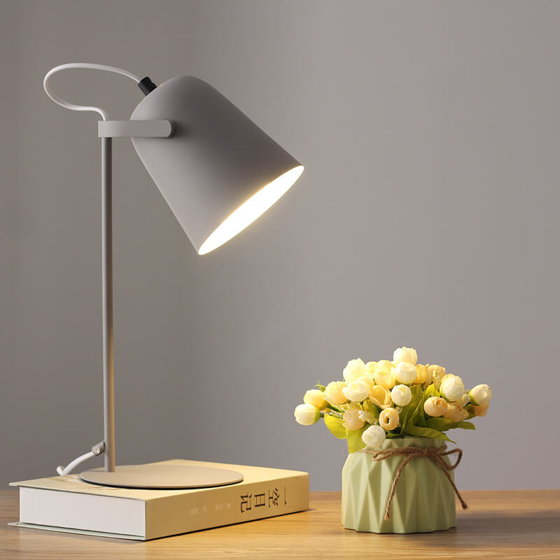 LumiTouch – Minimalist table lamp with tripod base and touch control Kalsten