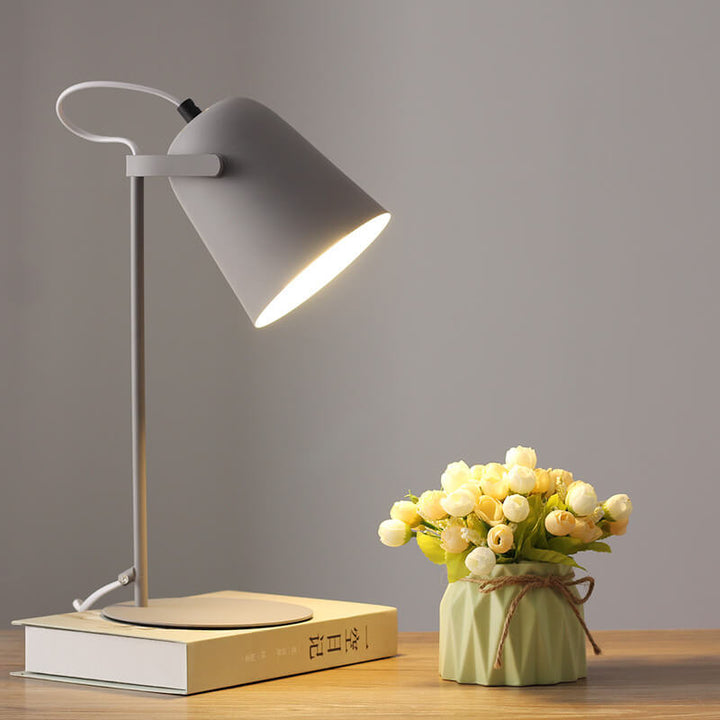 LumiTouch – Minimalist table lamp with tripod base and touch control Kalsten
