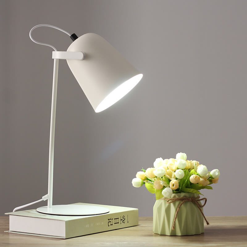 LumiTouch – Minimalist table lamp with tripod base and touch control Kalsten