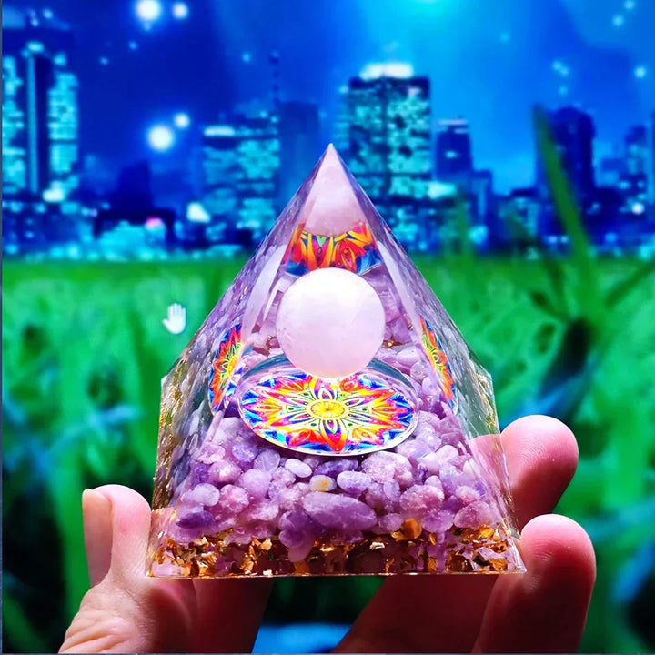 Orgonite Pyramid with Amethyst Pendulum – Energy, Protection and Decoration | Kalsten