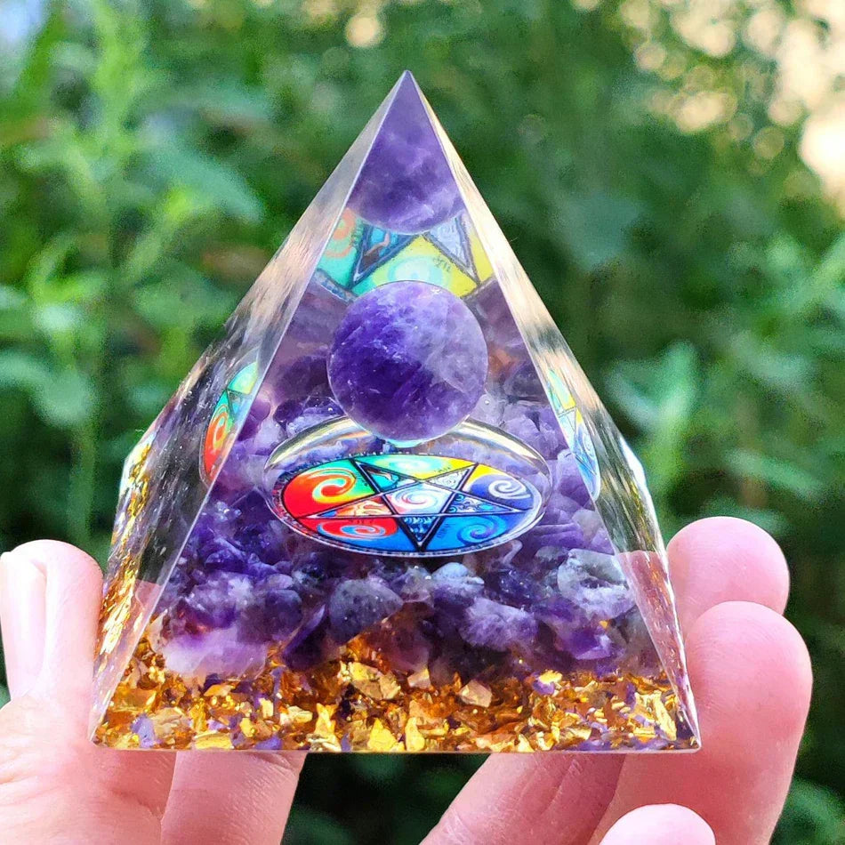 Orgonite Pyramid with Amethyst Pendulum – Energy, Protection and Decoration | Kalsten