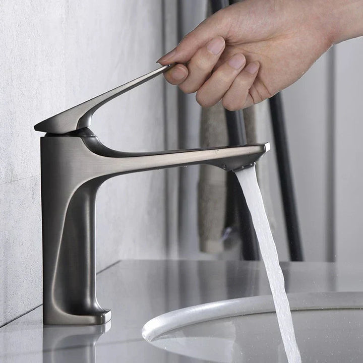 Elegant Bathroom Faucet - with Single Lever for Timeless Comfort Kalsten