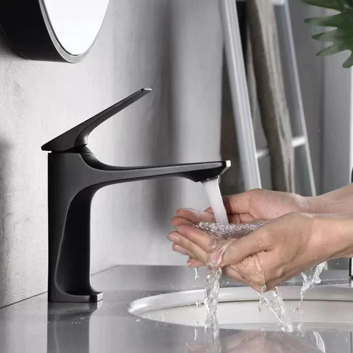 Elegant Bathroom Faucet - with Single Lever for Timeless Comfort Kalsten