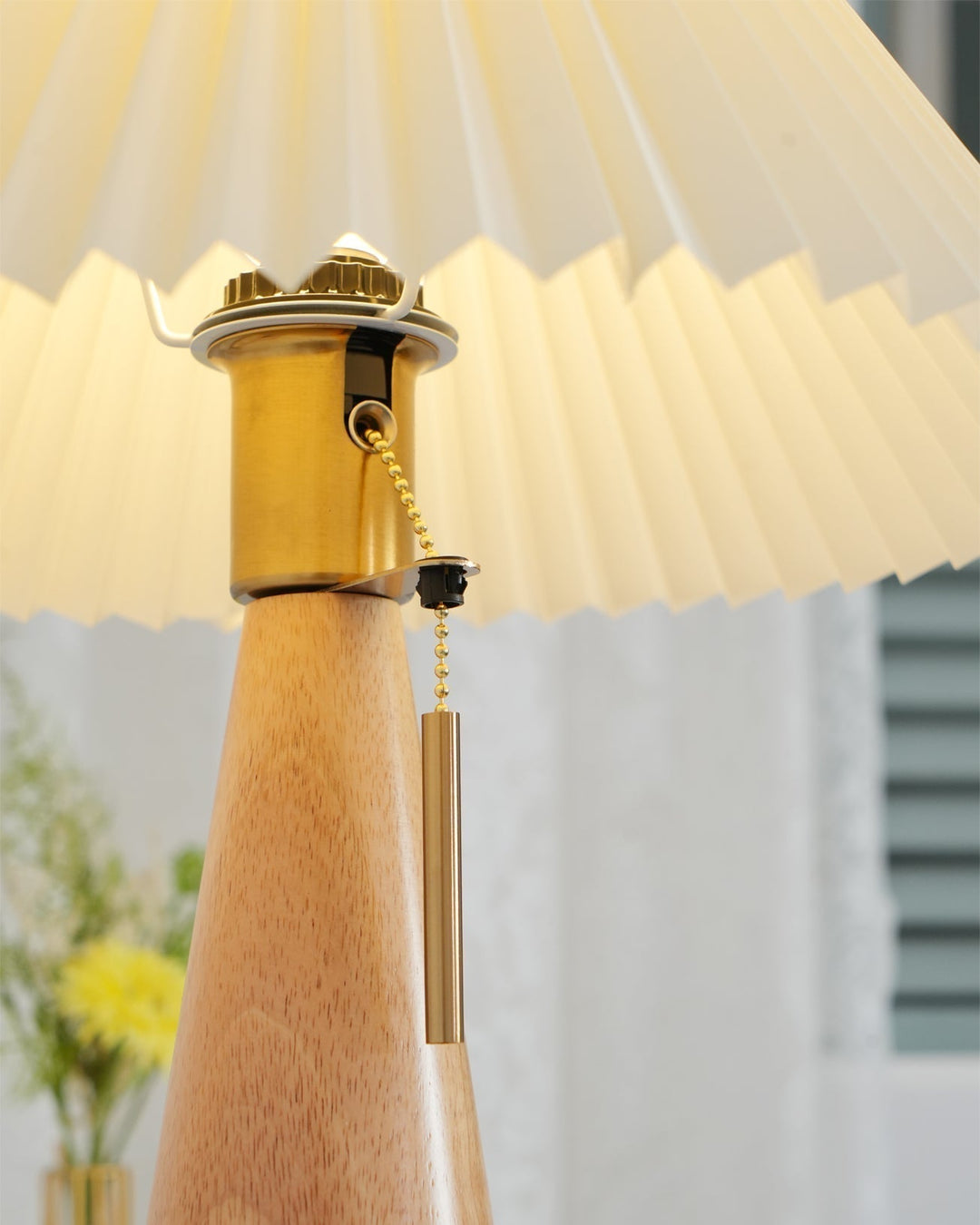 AntiqueRadiance – Elegant Wood and Metal Table Lamp | Kalsten