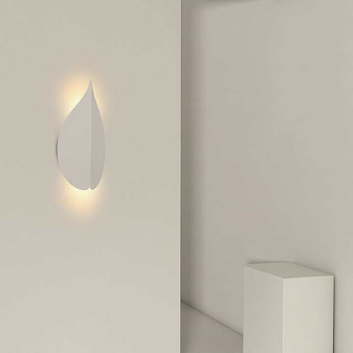 LED Wall Sconce – Leaf Shaped Geometric Iron Acrylic Black White (Integrated LED & 15x25cm) | Kalsten