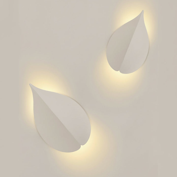LED Wall Sconce – Leaf Shaped Geometric Iron Acrylic Black White (Integrated LED & 15x25cm) | Kalsten
