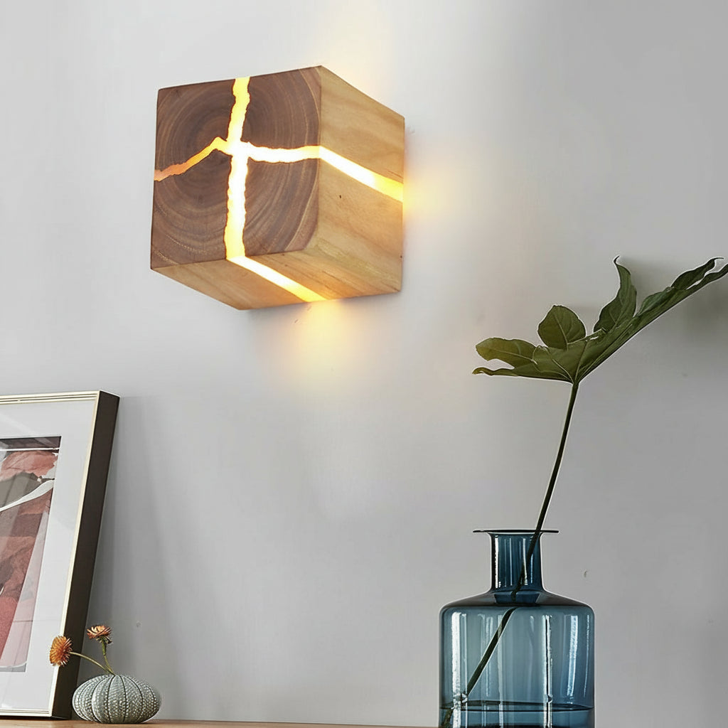 Wood Wall Sconce – Square Cracked Grain Resin LED (G4 Warm White & 8x8cm) | Kalsten