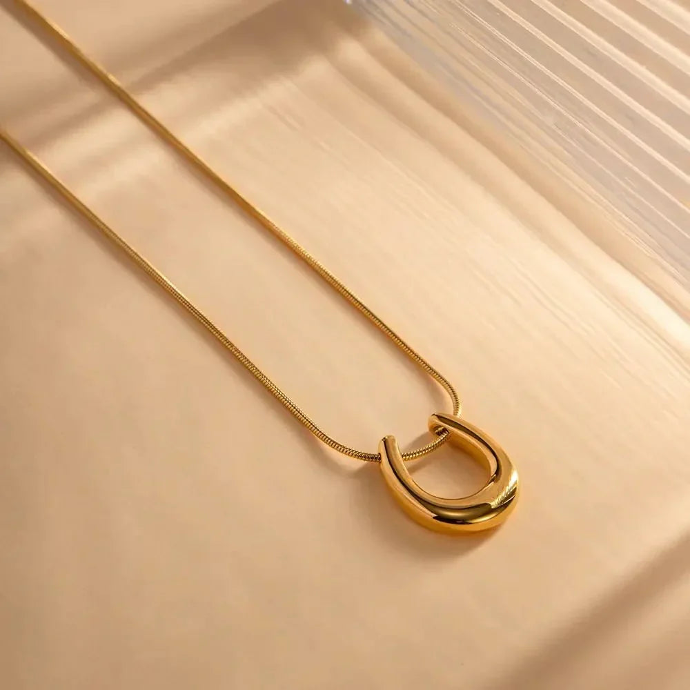 Kalsten | Dainty Lucky Horseshoe Necklace