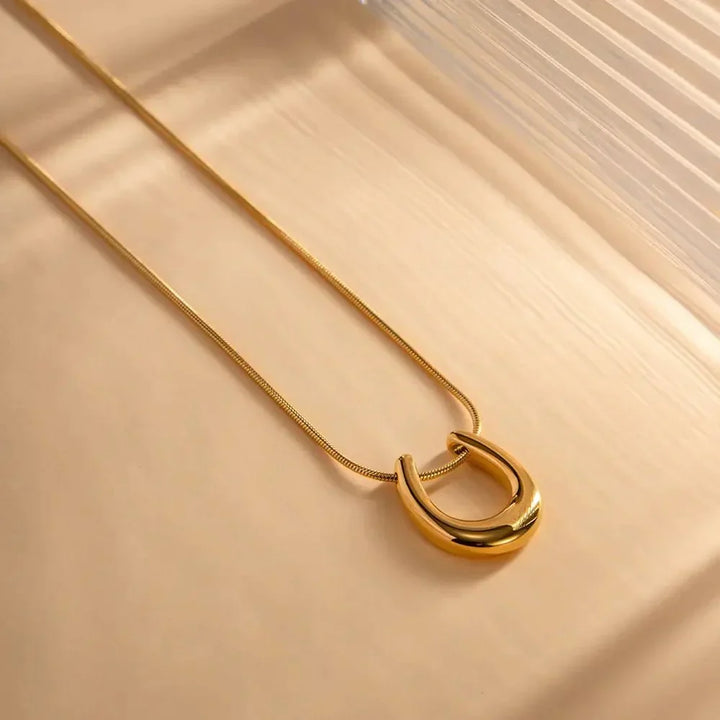 Kalsten | Dainty Lucky Horseshoe Necklace