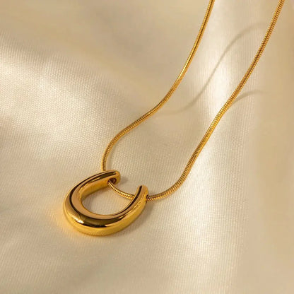Skanto | Dainty Lucky Horseshoe Necklace