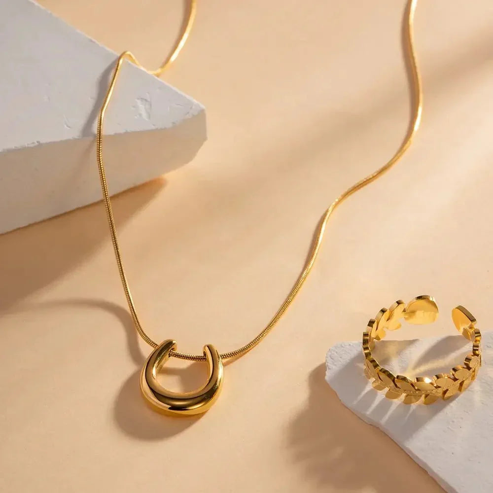 Kalsten | Dainty Lucky Horseshoe Necklace