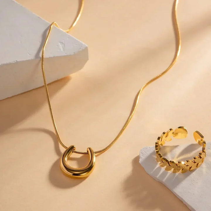 Kalsten | Dainty Lucky Horseshoe Necklace