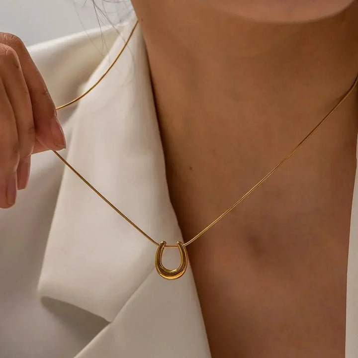 Kalsten | Dainty Lucky Horseshoe Necklace