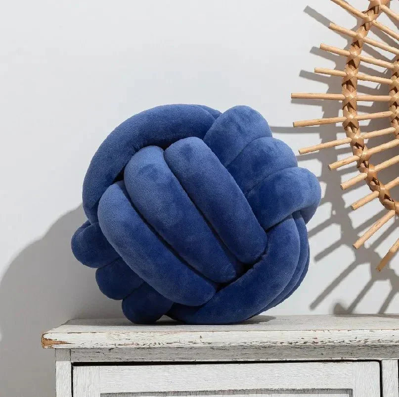 Kalsten | Decorative, soft cushion with knotted ball in suede look