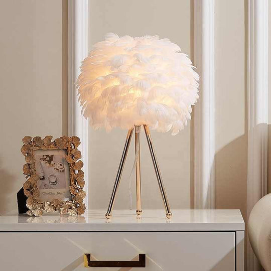 Dimmable Table Lamp with Luxury Feathers – Pluma | Kalsten