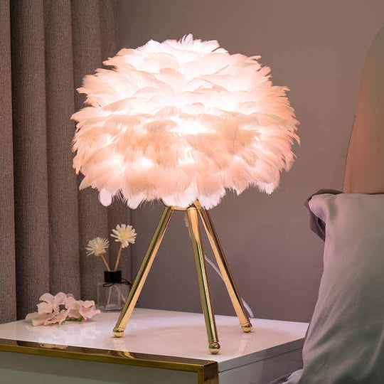 Dimmable Table Lamp with Luxury Feathers – Pluma | Kalsten