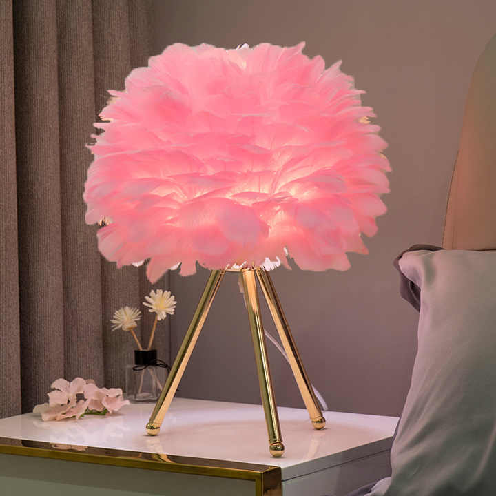 Dimmable Table Lamp with Luxury Feathers – Pluma | Kalsten
