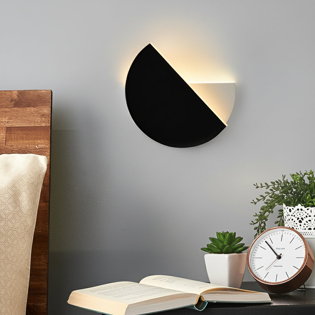 LED Wall Sconce – Circular 350° Rotatable Black Acrylic (Integrated LED & 23cm) | Kalsten