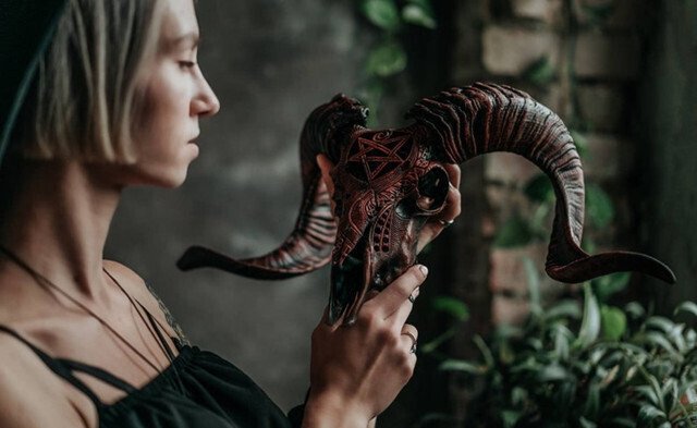 Kalsten | Carved Ram Skull