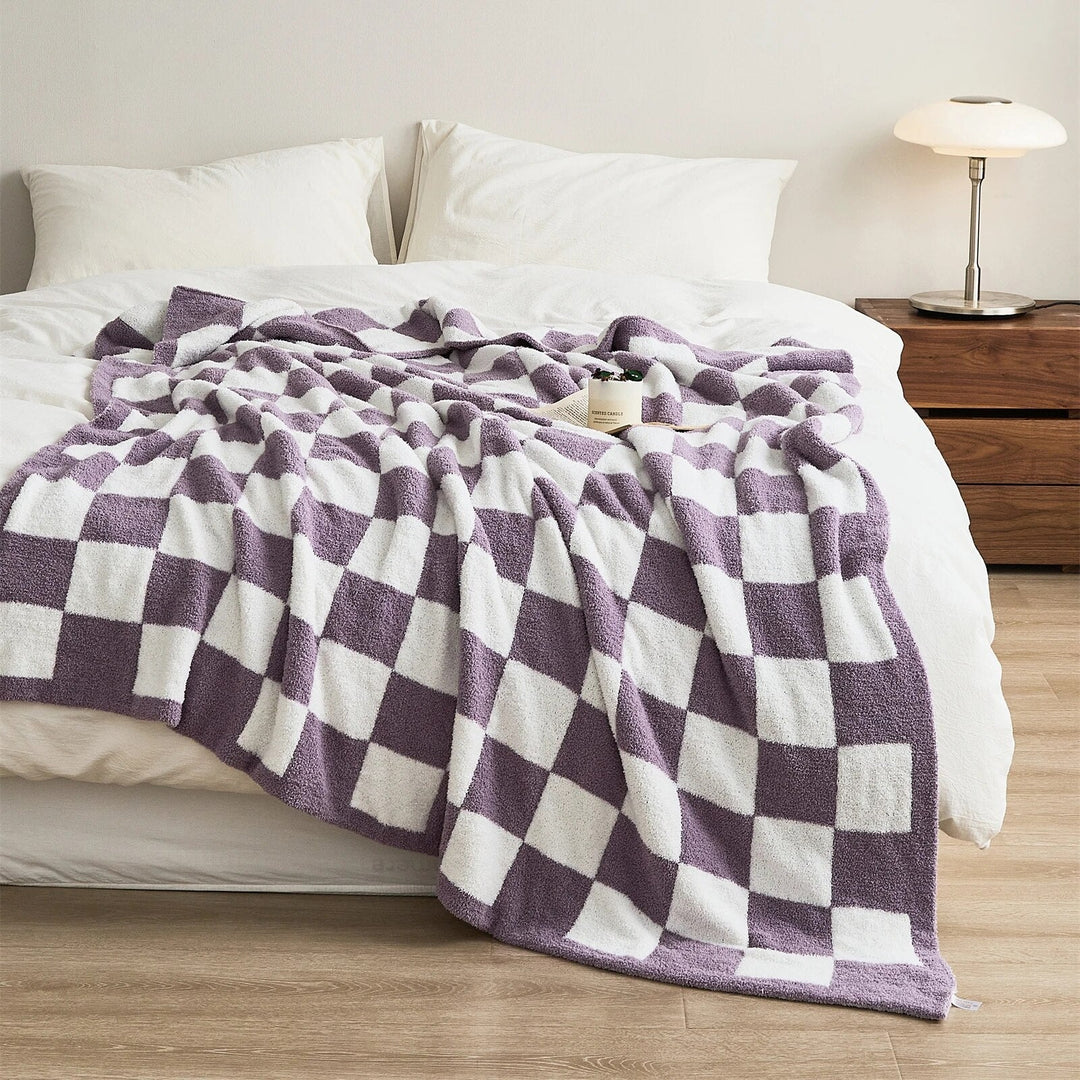 Stylish Plaid Blanket with Checkered Pattern