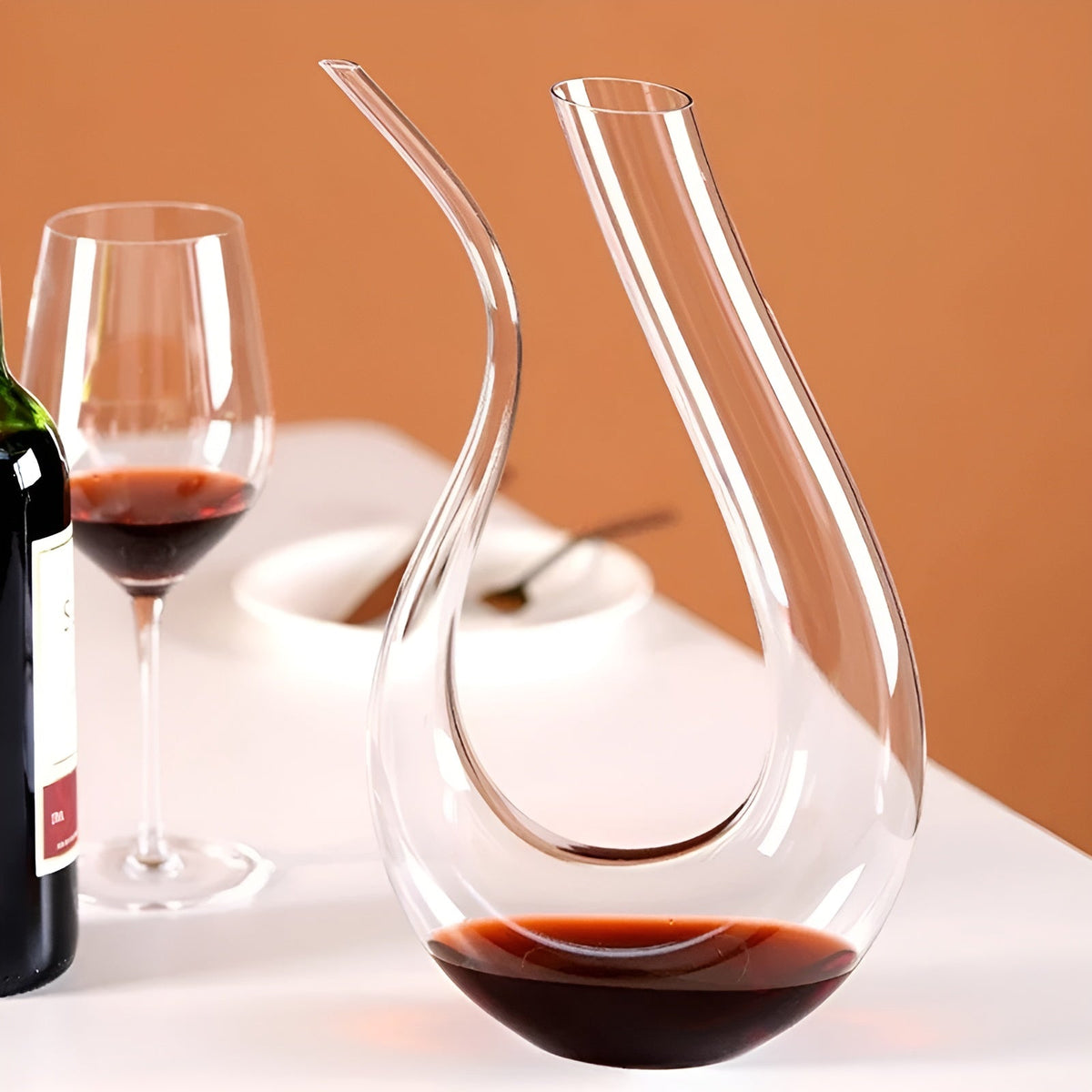Wine decanter with aerator - hand-blown and stylish - 1500 ml for bar and home - lead-free glass