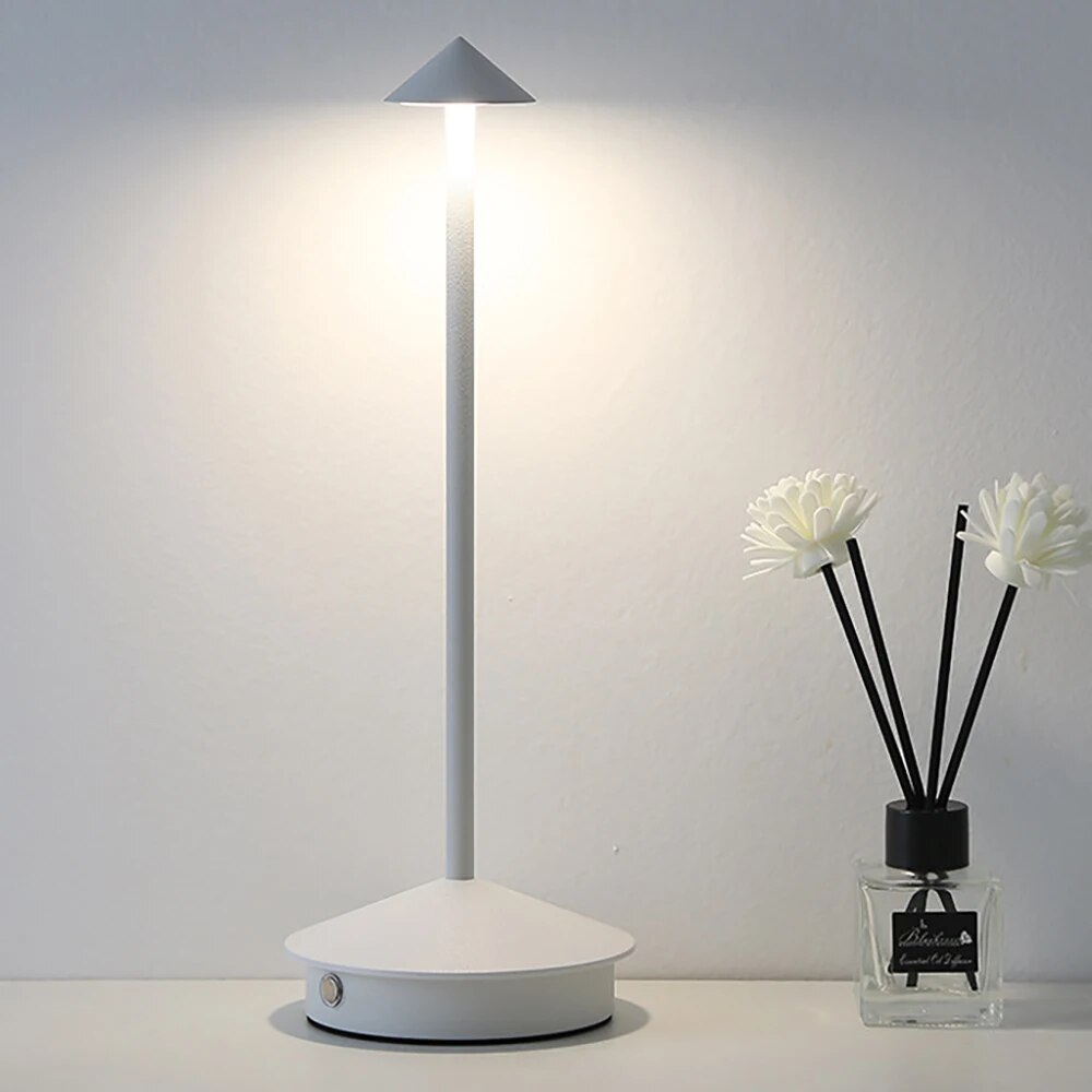 Chic GlowLite Desk Lamp - Illuminate your workspace Kalsten