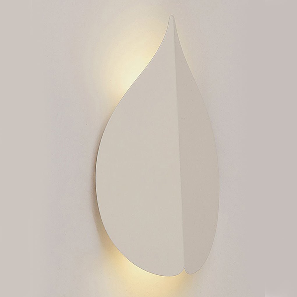 LED Wall Sconce – Leaf Shaped Geometric Iron Acrylic Black White (Integrated LED & 15x25cm) | Kalsten