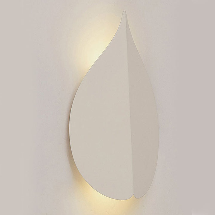 LED Wall Sconce – Leaf Shaped Geometric Iron Acrylic Black White (Integrated LED & 15x25cm) | Kalsten