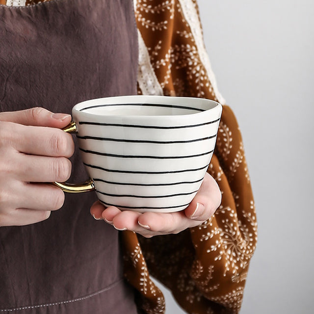 Kalsten | Cup with abstract geometric pattern and gold handle